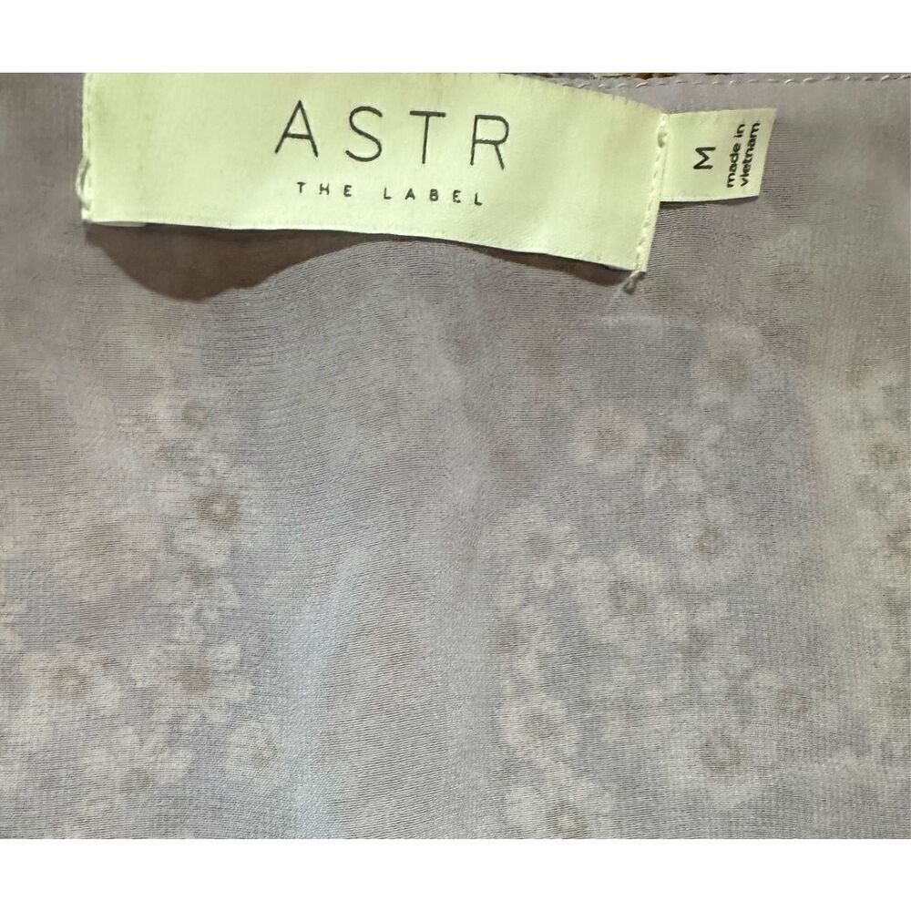 ASTR The Label Womens Lilac Ditsy Floral Ruffle Vneck blouse Sz M - Picture 3 of 10